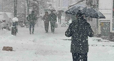 Tatvan'da yoğun kar yağışı yeniden etkili oluyor