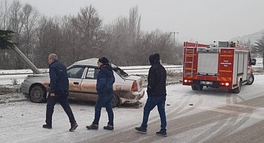Tavşanlı'da kontkrolden çıkan otomobil karşı şeride geçti: 3 yaralı