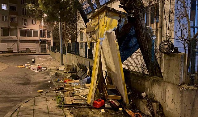 Tekirdağ'da kamyonet taksi durağına daldı, olay yerini terk etti: O anlar kamerada