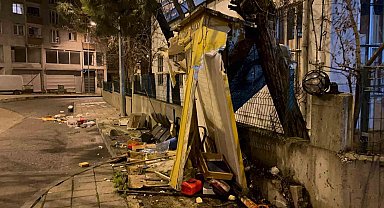 Tekirdağ'da kamyonet taksi durağına daldı, olay yerini terk etti: O anlar kamerada