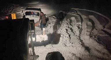 Tekman'da karda mahsur kalan araç belediye ekiplerince kurtarıldı