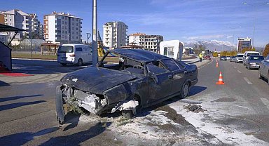 Telefonla uğraşırken takla atan otomobilden yara almadan kurtuldu