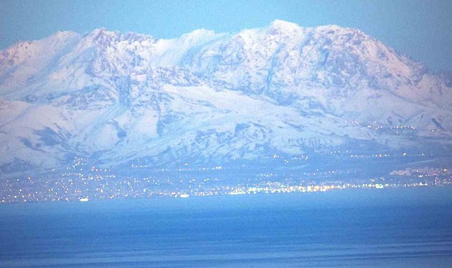 Teleskopik lensle Bitlis'ten Van'ı görüntüledi