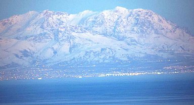 Teleskopik lensle Bitlis'ten Van'ı görüntüledi