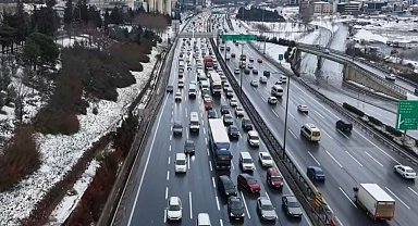 TEM Otoyolu Mahmutbey Gişeleri'nde trafik havadan görüntülendi