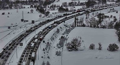 TEM Otoyolu'nun Bolu geçişinde trafik felç: Ankara ve İstanbul yönünde trafik durdu