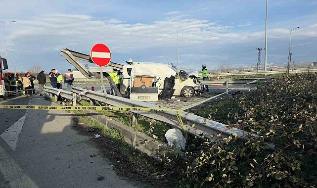 TEM'de hafif ticari araç bariyerlere saplandı, 2 kişi hayatını kaybetti