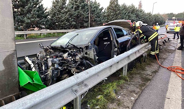 TEM'de otomobilin çarptığı bariyer yerinden söküldü: 1 yaralı