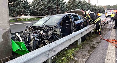 TEM'de otomobilin çarptığı bariyer yerinden söküldü: 1 yaralı