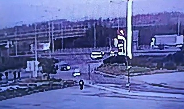 Ticari araç bariyerlere ok gibi saplandı: 2 kişinin hayatını kaybettiği feci kaza kamerada