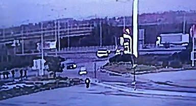 Ticari araç bariyerlere ok gibi saplandı: 2 kişinin hayatını kaybettiği feci kaza kamerada