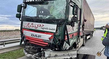 Tır bariyerleri kağıt gibi ezdi