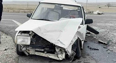 Tır ile otomobil çarpıştı: 2'si bebek 5 yaralı