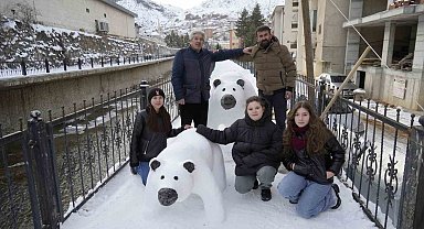 Tır şoförünün kardan yaptığı anne ve yavru ayı ilgi odağı oldu