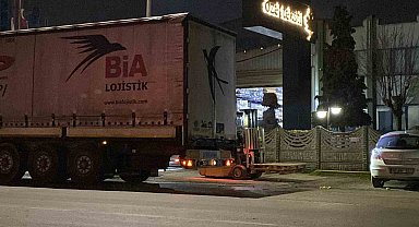 TIR'ın dorsesinden düşen işçi yaralandı