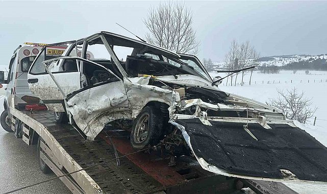 Tofaş otomobil karşı istikametteki otomobil ile çarpıştı: 1 ölü, 2 yaralı