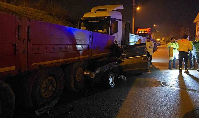Tofaş tıra ok gibi saplandı: 1'i ağır 2 yaralı