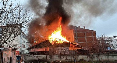 Tokat'ta iki katlı evde yangın çıktı, ekiplerin müdahalesi sürüyor