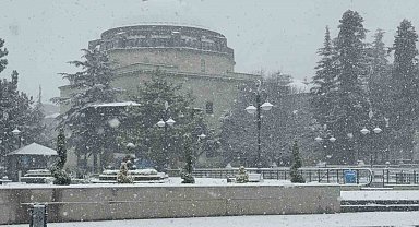 Tokat'ta yeni yılın ilk karı etkili oldu