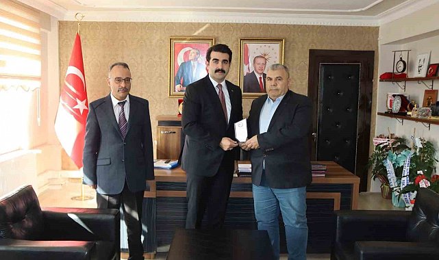 Tomarza'da vergi dairesi bünyesinde 41 yıl görev yapan memura kaymakamdan plaket