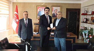 Tomarza'da vergi dairesi bünyesinde 41 yıl görev yapan memura kaymakamdan plaket