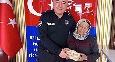 Tomarzalı yaşlı kadın, ördüğü çoraplarla yürekleri ısıttı