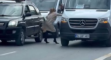 Topuklu ayakkabısıyla aracından inip servistekilere saldırdı