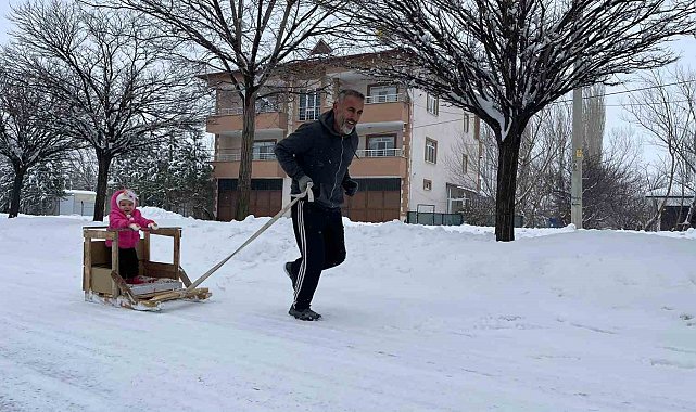 Torununu kızakla çekerek antrenman yapıyor