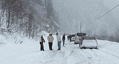 Trabzon-Bayburt karayolu Tilkibeli mevkiinde çığ