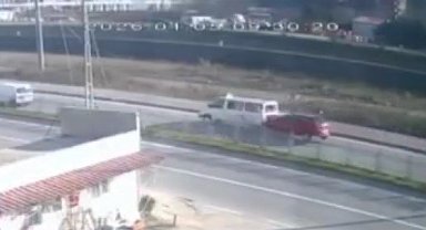 Trabzon'da yolcu indiren dolmuşa arkadan gelen otomobil çarptı: 3 yaralı