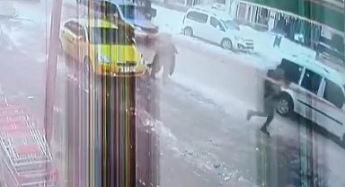 Trafik kilitlenince taksiden indi, havale geçiren çocuğu kucağında hastaneye taşıdı