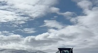 Traktör arkasında kayak keyfi