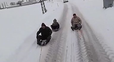 Traktör arkasında kayarak, o anları kayda aldılar