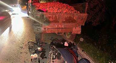Traktör römorkuna çarpan motosiklet sürücüsü ağır yaralandı