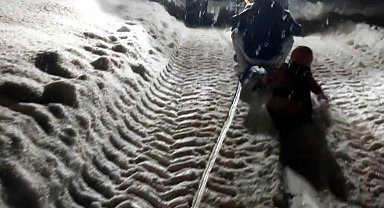 Traktöre bağlanan kızaklarla gün boyu kayak yaptılar