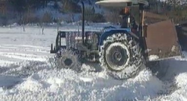 Traktörlerle tarlada kar drifti