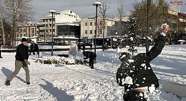 Tropikal misafirler kar yağışını görünce mest oldu