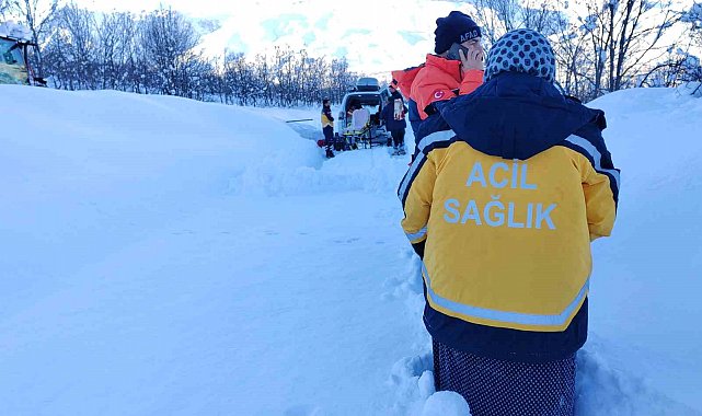 Tunceli'de ekipler karda 1 buçuk kilometre yürüyerek hastaya ulaştı