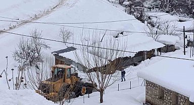 Tunceli'de karla mücadele çalışmalarını aralıksız sürdürüyor