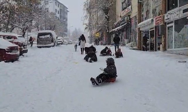 Tunceli'de yılbaşı tatilinin tadını çocuklar çıkarıyor