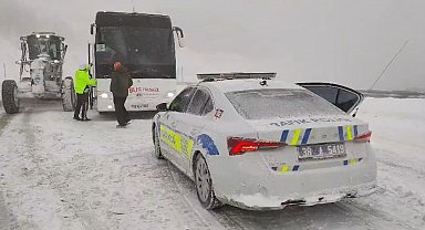 Tur otobüsünde donma tehlikesi geçiren 44 kişi kurtarıldı