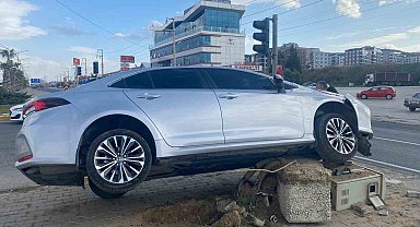 Turgutlu'da otomobil refüje çıktı: 1 yaralı