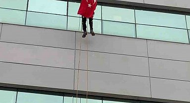 Türk bayrağına saldırıya Aydın'dan tepki: 30 metreye tırmanıp zirveye astı