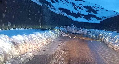 Türkeli'de heyelan: Köy grup yolu ulaşıma kapandı