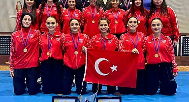 Türkiye Kadın Hokey Milli Takımı şampiyonluk kürsüsünde