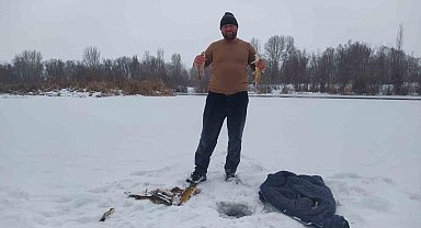 Türkiye'nin en uzun nehri dondu, üzerinde eskimo usülü balık avladılar