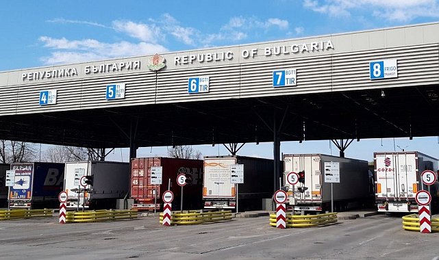 Türkiye'ye gelmek isteyen tırlardaki 85 bin euro ve 426 gram altın komşuya takıldı