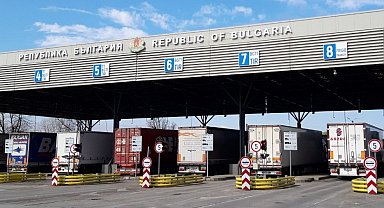 Türkiye'ye gelmek isteyen tırlardaki 85 bin euro ve 426 gram altın komşuya takıldı