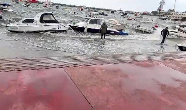 Tuzla'da fırtına alarmı: Deniz sahil yoluna taştı, tekneler zor anlar yaşadı