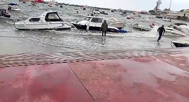 Tuzla'da fırtına alarmı: Deniz sahil yoluna taştı, tekneler zor anlar yaşadı